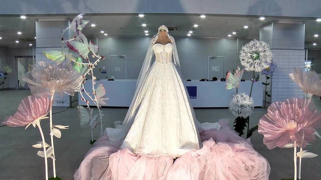 Bu gelinliğin fiyatını duyanların ağzı beş karış açık kalıyor! 30 kilogram ağırlığında, 8 ayda dikildi 9